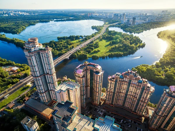 Vue aérienne de Moscou avec gratte-ciel et pont Stroginsky — Photo