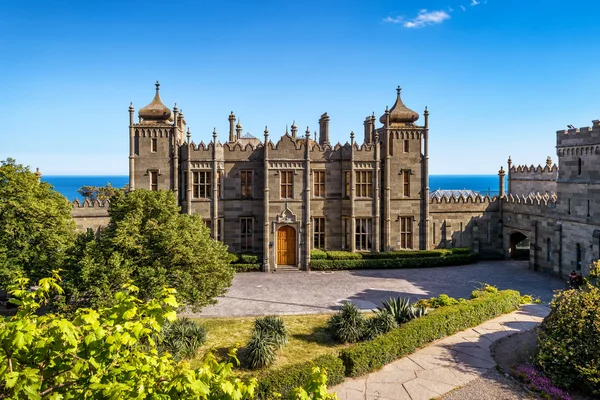 Vorontsov Palace in the town of Alupka, Crimea — Stock Photo, Image