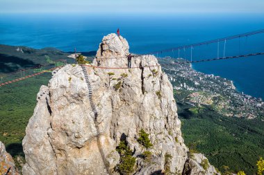 Halat köprü üzerinde Mount Ai-Petri, Crimea üzerinde yürüyen turist