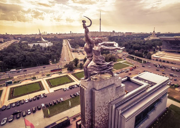 Célèbre monument soviétique ouvrier et femme kolkhoze, Moscou — Photo