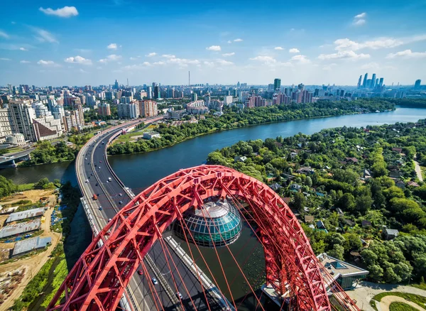 Vue aérienne de Moscou avec pont à haubans Jivopisny — Photo