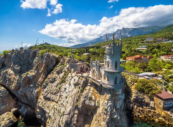 Nid d'hirondelle château sur le rocher, Crimée — Photo