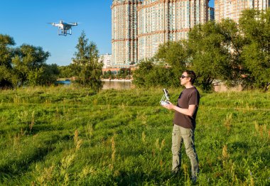 Bir dron dört helikopter Şehir Parkı içinde çalışan adam