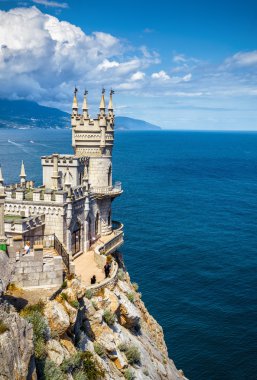 Ünlü kale kırlangıç yuva Crimea'da kayaya