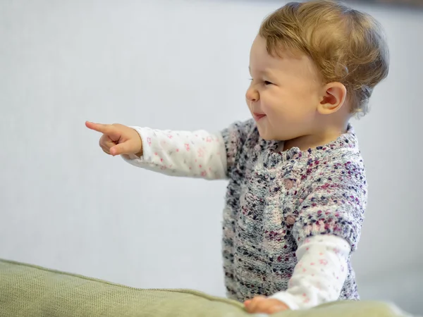 Bebê alegre aponta seu dedo — Fotografia de Stock