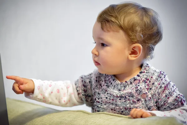 Curioso bebê aponta o dedo — Fotografia de Stock