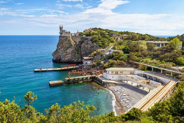 Resort e castello Nido di rondine su roccia nel Crimea — Foto Stock