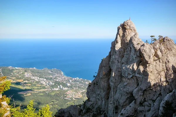 Скала на горе Ай-Петри над приморским городом в Крыму — стоковое фото