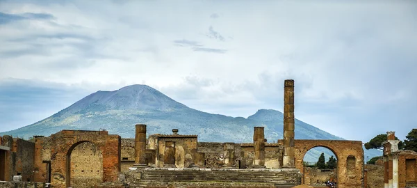 Ruins of Pompeii with Vesuvius in the distance, Italy — Stock Photo, Image