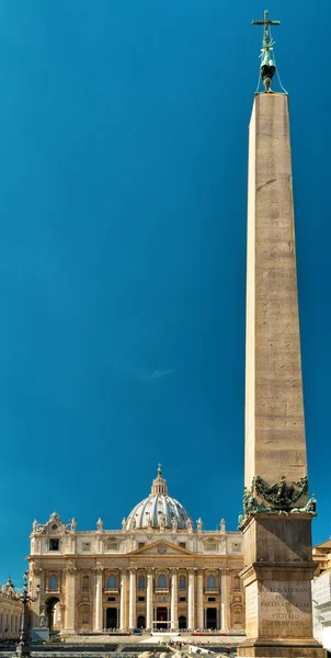 Basilikan Saint Peter och egyptiska obelisken, Rom — Stockfoto