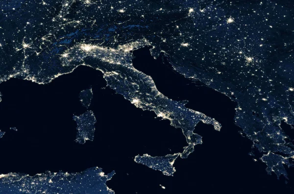 Земля Ночью Вид Городских Огней Показывающих Человеческую Активность Италии Космоса — стоковое фото
