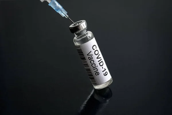 Siyah Masa Üzerinde Covid Aşısı Coronavirus Tedavisi Aşısı Ile Birlikte — Stok fotoğraf