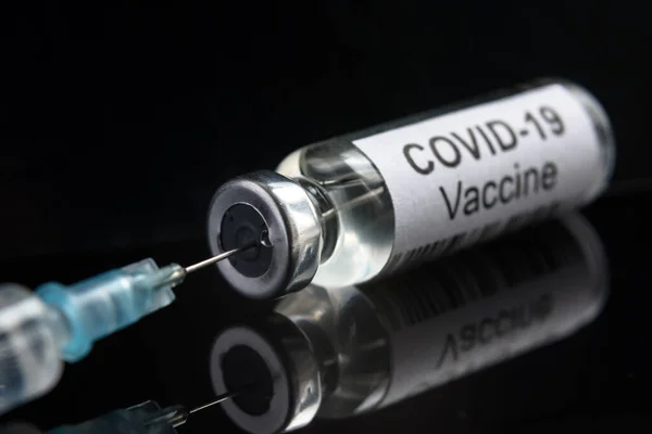 Вакцина Covid Черном Крупном Плане Шприц Бутылка Вакциной Лечения Коронавируса — стоковое фото