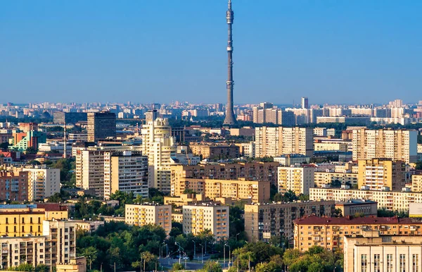 Wieża Ostankino Wznosi Się Nad Moskiewskim Krajobrazem Rosja Panorama Moskiewskiej — Zdjęcie stockowe