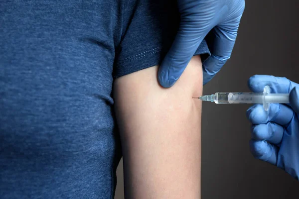 Covid Impfstoffinjektion Arzt Handschuhen Hält Spritze Und Macht Jab Patientin — Stockfoto