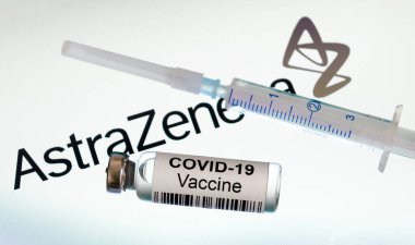 Moskova - 5 Ocak 2021 AstraZeneca COVID-19 aşısı. Şırınga ve şişe, arka planda koronavirüs aşısı var. COVID salgını sırasında korona virüsü, enjeksiyon ve klinik deney kavramı.