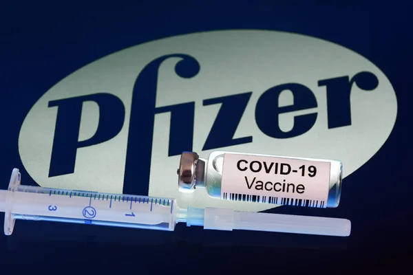 Москва Января 2021 Концепция Вакцины Pfizer Covid Шприц Бутылка Американской — стоковое фото