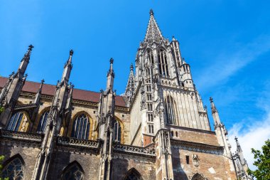 Ulm şehrinin Ulm Minster ya da Katedrali, yazları Almanya 'nın Gotik kilisesinin dış yüzünü süslüyor. Eski Ulm 'un ünlü simgesidir. Mavi gökyüzü arka planında ortaçağ Avrupa mimarisi manzarası.