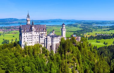 Neuschwanstein Kalesi, Almanya, Avrupa. Münih civarındaki güzel bir masal kalesi manzarası, ünlü Bavyera Alpleri turistik cazibesi. Yazın dağ manzarası ve vadisi olan Alman manzarası.