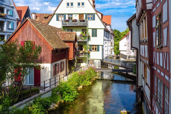 ドイツのウルム市 歴史的なフィッシャーマンズクォーターの美しい古い家や運河の素晴らしい景色 この場所はウルムの有名な観光名所です 夏のウルム町の古代地区の風景 — ストック写真