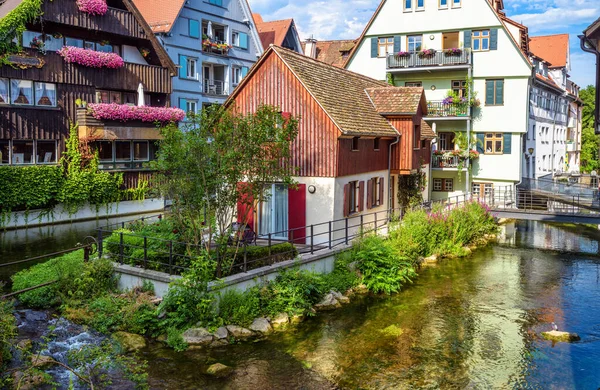 ドイツのウルム市 歴史的なフィッシャーマンズクォーターの美しい古い家や運河の素晴らしい景色 この場所はウルムの有名な観光名所です 夏のウルム町の古代地区の風景 — ストック写真