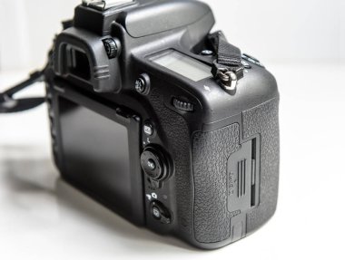 Beyaz arka planda fotoğraf makinesi, profesyonel DSLR kamera gövdesi, kart bloğu, ekran ve düğmelerin arka ve yan görüntüsü. Fotoğraf ve video için siyah dijital kamera. Çağdaş fotoğraf konsepti.
