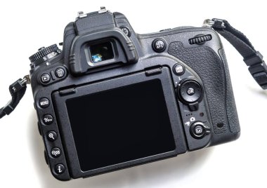 Beyaz arkaplanda izole edilmiş fotoğraf makinesi profesyonel DSLR kamera gövdesinin ön görüntüsü. Fotoğraf ve video için siyah dijital kamera. Çağdaş fotoğraf konsepti.
