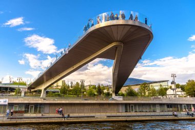 Moskova - 21 Ağustos 2020: Zaryadye Parkı 'nda yüzen köprü, Moskova, Rusya. Burası şehrin ünlü turistik yeridir. İnsanlar yazın Moskva Nehri üzerindeki inanılmaz şehir köprüsünde duruyorlar..
