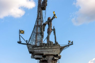 İmparator Büyük Peter 'ın anıtı, Moskova, Rusya. Moskova 'nın simgesidir. Mavi gökyüzü arka planında ünlü Çar Peter 'ın bronz heykeli. Moskova 'nın çağdaş mimarisi. Rus tarihi kavramı.