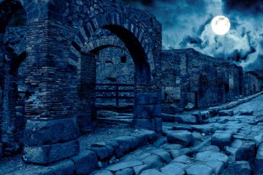 Pompeii geceleri, İtalya. Dolunayda antik kentin yıkılan evlerinin mistik kıyamet manzarası. Cadılar Bayramı teması için ürkütücü karanlık sahne. Tarih kavramı, gizem, harabeler ve tüyler ürpertici terk edilmiş yer..