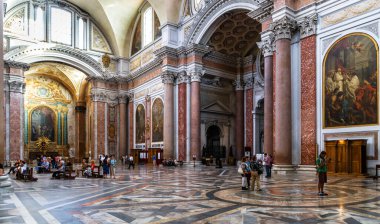 Roma - 8 Mayıs 2014: İtalya 'nın başkenti Roma' da ünlü Diocletian hamamlarında inşa edilen Aziz Mary Kilisesi Bazilikası. Roma 'da turistik bir eğlence. Rönesans Panoraması Kilisenin içini süslüyor.