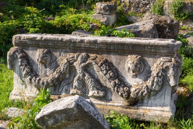 Roma Agora, Atina ve Yunanistan 'daki yardım taşı oymacılığı, mimari detayı. Düşen Eski Bina 'dan klasik Yunan süsü. Taş heykel parçası yerde yatıyor. Kültür ve tarih kavramı.