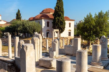 Roma Agora Atina 'da, Yunanistan' da, Avrupa 'da. Atina 'nın Plaka ilçesindeki Antik Yunan harabelerinin manzarası. Mermer düşmüş sütunlar, klasik kültür abidesi ve Atina tarihi.