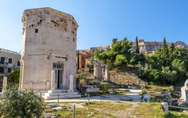 Roma Agora Atina, Yunanistan 'da. Solda Eski Rüzgâr Kulesi ve Akropolis, Atina 'nın ünlü simgesi. Atina 'nın Plaka ilçesindeki şehir merkezinde Antik Yunan harabelerinin manzara manzarası. 