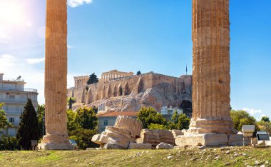 Akropolis, Atina, Yunanistan ve Avrupa 'ya bakan Olympian Zeus Tapınağı. Atina şehir merkezinde klasik Yunan kalıntılarının manzaralı güneşli manzarası. Antik binalar eski Atina 'nın ünlü simgeleridir. 