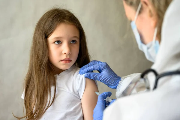 Impfung Von Kindern Gegen Covid Oder Grippe Süßes Kleines Mädchen — Stockfoto