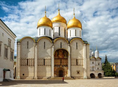 Moskova Kremlin, Rusya 'daki yatakhane ya da Varsayım Katedrali (Uspensky Sobor). Moskova 'nın eski simgesidir. Ortaçağ Rus Ortodoks katedralinin ön görüntüsü. Moskova şehir merkezindeki antik kilise.