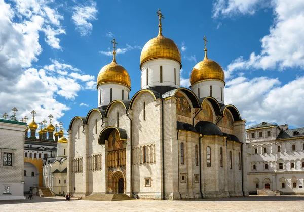 Moskova Kremlin, Rusya 'daki Dormition Katedrali (Varsayım). Moskova 'nın ünlü simgesidir. Rus Ortodoks katedrali antik fresklerle süslenmiş. Yazın Moskova 'daki eski kilise..