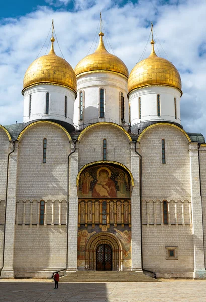 Moskova Kremlin, Rusya 'daki Varsayım ya da Dormition Katedrali. Rus Ortodoks katedralinin dikey görüntüsü Moskova 'nın tarihi simgesi olan antik fresklerle süslenmiş. Moskova 'daki eski ünlü kilise..