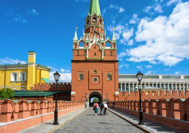 Moskova Kremlin turistler için, Moskova, Rusya. İnsanlar yazın Troitskaya Kulesi 'ne giden kale köprüsünde yürüyor. Kremlin, Moskova 'nın eski ve ünlü simgesidir. Seyahat ve gezi konsepti.