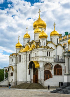 Moskova Kremlin Katedrali, Rusya. Rus Ortodoks katedralinin dikey görüntüsü, Moskova 'nın simgesi. Moskova 'nın merkezindeki Katedral Meydanı' nda altın kubbeleri olan eski ünlü kilise..