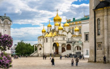 Moskova - 2 Haziran 2021: Moskova Kremlin, Rusya 'daki eski Annunciation katedralinin görüntüsü. İnsanlar Katedral Meydanı 'nda yürüyor, Moskova' nın ünlü turistik merkezi. Şehir merkezindeki Rus Ortodoks kiliseleri. 