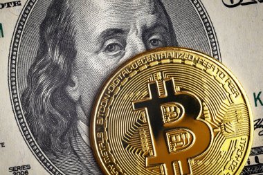 Bitcoin Amerikan dolarına karşı, 100 dolarlık banknotta altın para. Dijital şifreli para birimi Bitcoin ve Franklin portresi. Banka kavramı, bitcoin ödemesi, btc, finans, ekonomi ve borsa.