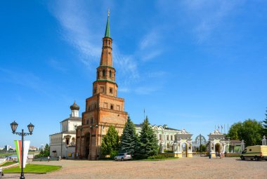 Kazan Kremlin 'deki Suyumbike Kulesi, Tataristan, Rusya. Bu eğimli bina Kazan 'ın ünlü turistik cazibesidir. Eski kent simgesi ve cumhurbaşkanının yazın Kazan 'daki konutu.