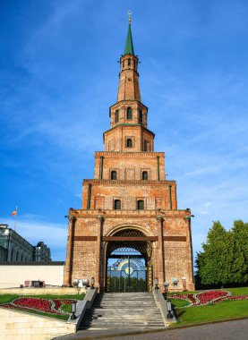 Kazan Kremlin 'deki Suyumbike Kulesi, Tataristan, Rusya. Bu eğimli bina Kazan 'ın ünlü turistik cazibesidir. Yazın Kazan Merkezi 'nde başkanın tarihi ve ikametgahının dikey görünümü.