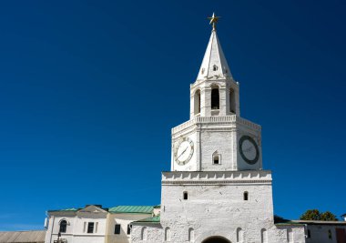 Kazan Kremlin mavi gökyüzü arka planı, Tataristan, Rusya. Spasskaya Kulesi, beyaz kalenin ana girişi. Eski Kazan 'ın simgesi. Yazın Kazan şehrinin tarihi mimarisi. UNESCO sitesi.