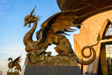 Kazan, Rusya - 18 Haziran 2021: Aile merkezi ve düğün sarayı Kazan, Tataristan 'da gün batımında. Ejder Zilant, Kazan 'ın resmi sembolü. Burası şehrin dönüm noktası. Seyahat kavramı.