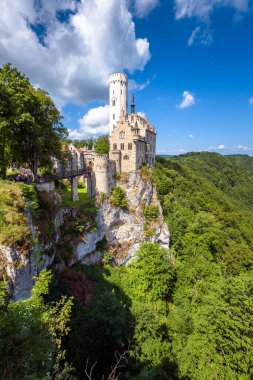 Lichtenstein Kalesi yazın, Almanya 'da. Bu muhteşem kale Baden-Wurttemberg 'in simgesidir. Sihirli Lichtenstein Kalesi 'nin uçurumdaki manzarası. Swabian Alpleri 'nin dağ manzarası.