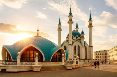 Günbatımında Kazan Kremlin, Tataristan, Rusya. Kul Sharif Camii 'nin güneşli manzarası, Kazan' ın büyük simgesi. Ünlü turistik mekan, Kazan şehir merkezinde İslami mimari. Seyahat ve turizm kavramı.
