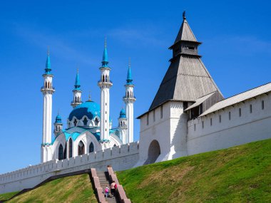 Yazın Kazan Kremlin, Tataristan, Rusya. Kazan 'ın en önemli simgesidir. Altındaki eski beyaz kale ve Kul Sharif camiinin manzarası. Kazan şehir merkezinde tarihi mimari. UNESCO Dünya Mirası.